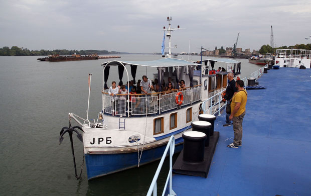 БРОДОВИ НЕМАЈУ ГДЕ ДА ПРИСТАНУ: Туристички пристон у Смедереву још не ради